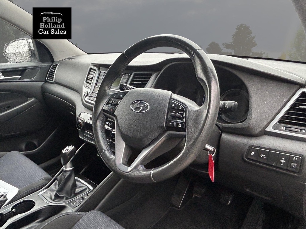 Hyundai Tucson Suv XJZ7455 White #4