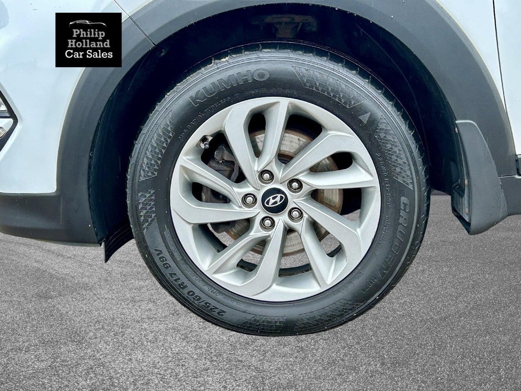 Hyundai Tucson Suv XJZ7455 White #3