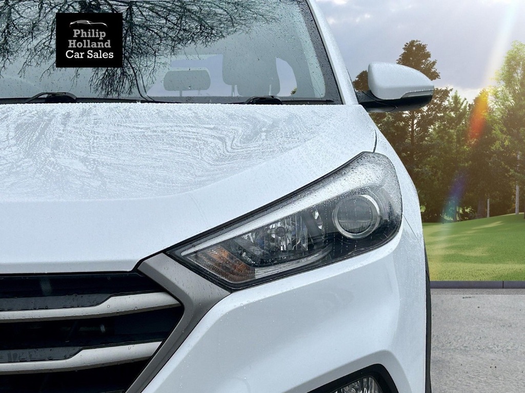 Hyundai Tucson Suv XJZ7455 White #2