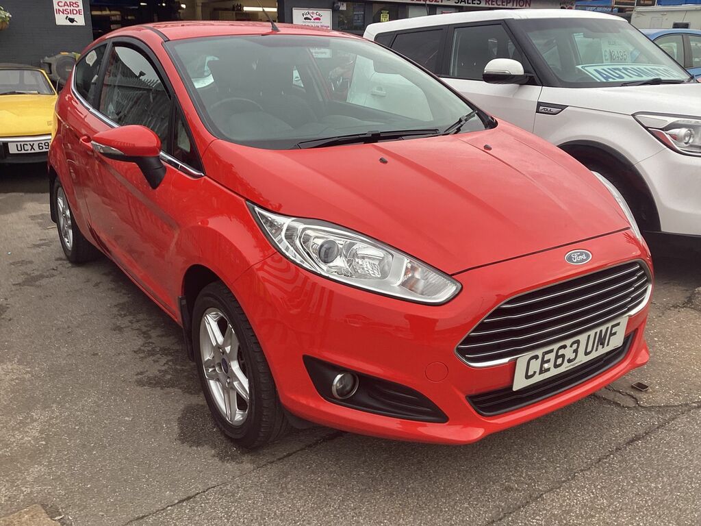 Ford Fiesta Fiesta Hatchback CE63UMF Red #2