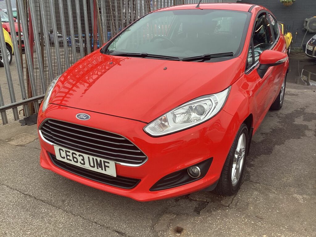 Ford Fiesta Fiesta Hatchback CE63UMF Red #5