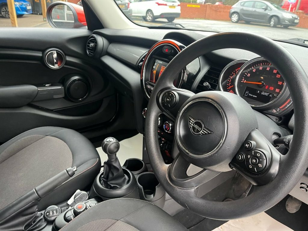 Mini Hatch 1.5L Cooper Classic ST69UEZ Orange #2