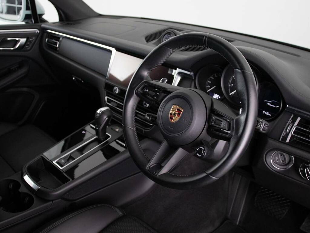 Porsche Macan T My23 White #4