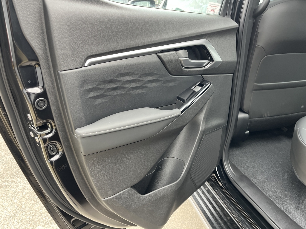 Isuzu D-Max Pickup MK75ZXC Black #5