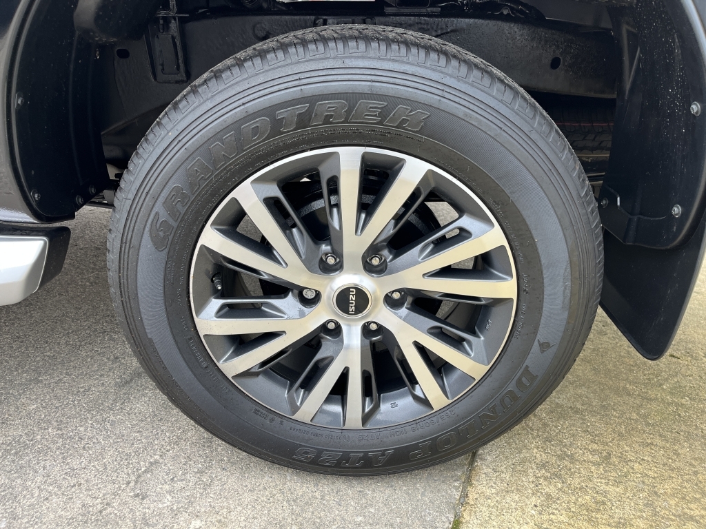 Isuzu D-Max Pickup MK75ZXC Black #3