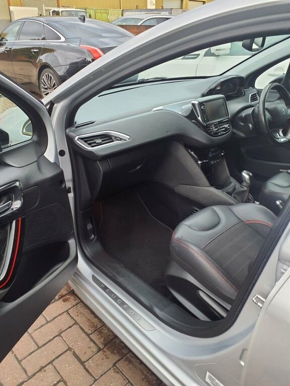 Peugeot 208 1.6 Bluehdi Gt Line Hatchback Eu Silver #4