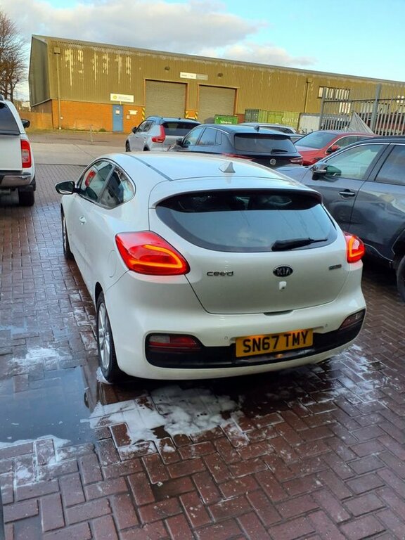 Kia Proceed 1.6 Crdi 2 Hatchback Euro 6 S S SN67TMY White #6