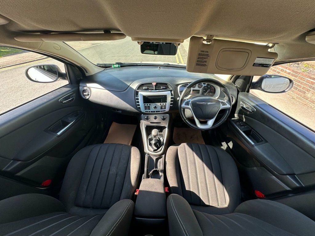 Chrysler Delta 1.6L Se White #2