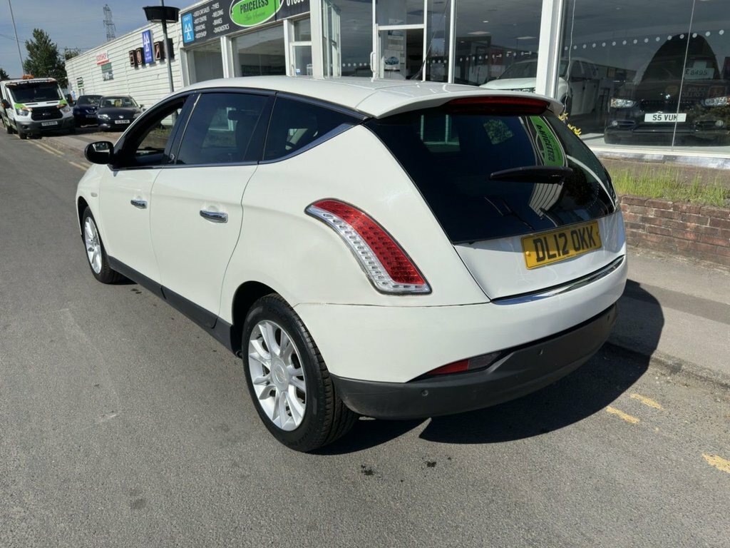 Chrysler Delta 1.6L Se White #5