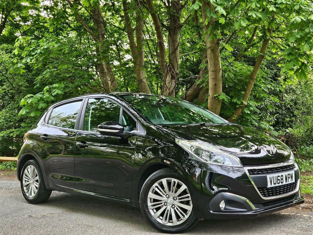 Peugeot 208 Hatchback 1.2 Puretech Signature Euro 6 Ss Black