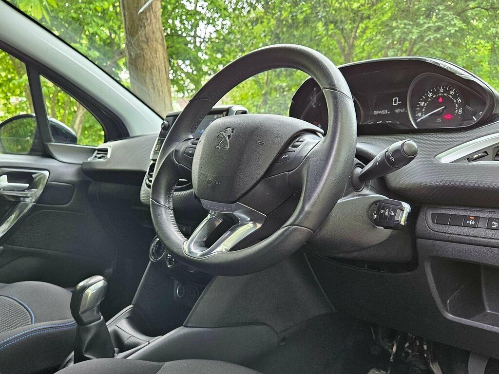 Peugeot 208 Hatchback 1.2 Puretech Signature Euro 6 Ss VU68WPM Black #2
