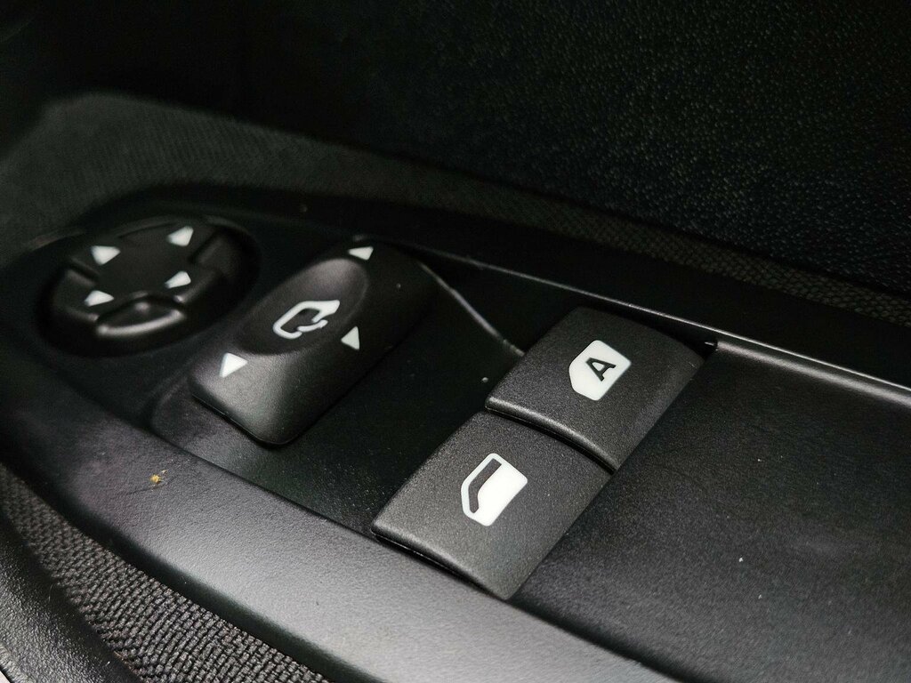 Peugeot 208 Hatchback 1.2 Puretech Signature Euro 6 Ss VU68WPM Black #5