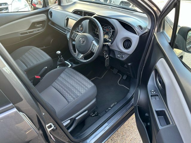 Toyota Yaris 2017 1.33 Dual Vvt-i Icon Hatchback Man Grey #5
