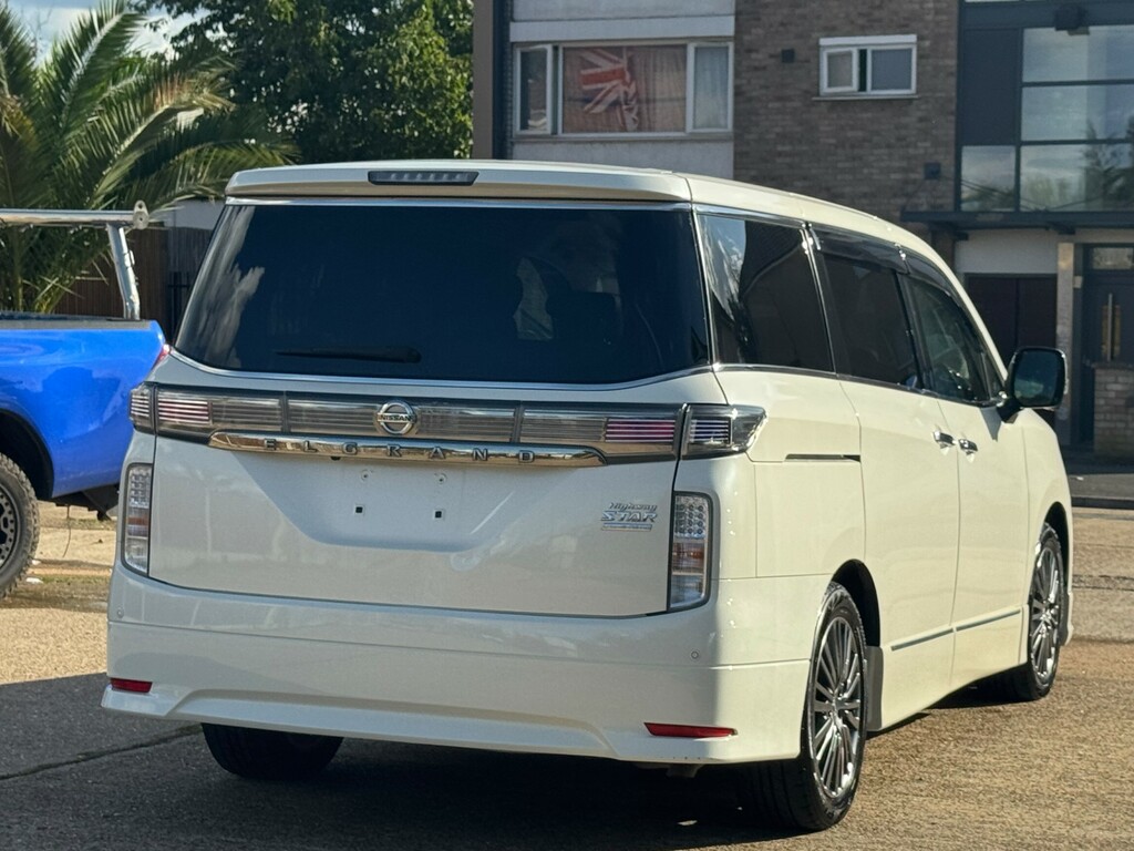Nissan Elgrand Nissan Elgrand Highwaystar Star 2.5 17 White #6