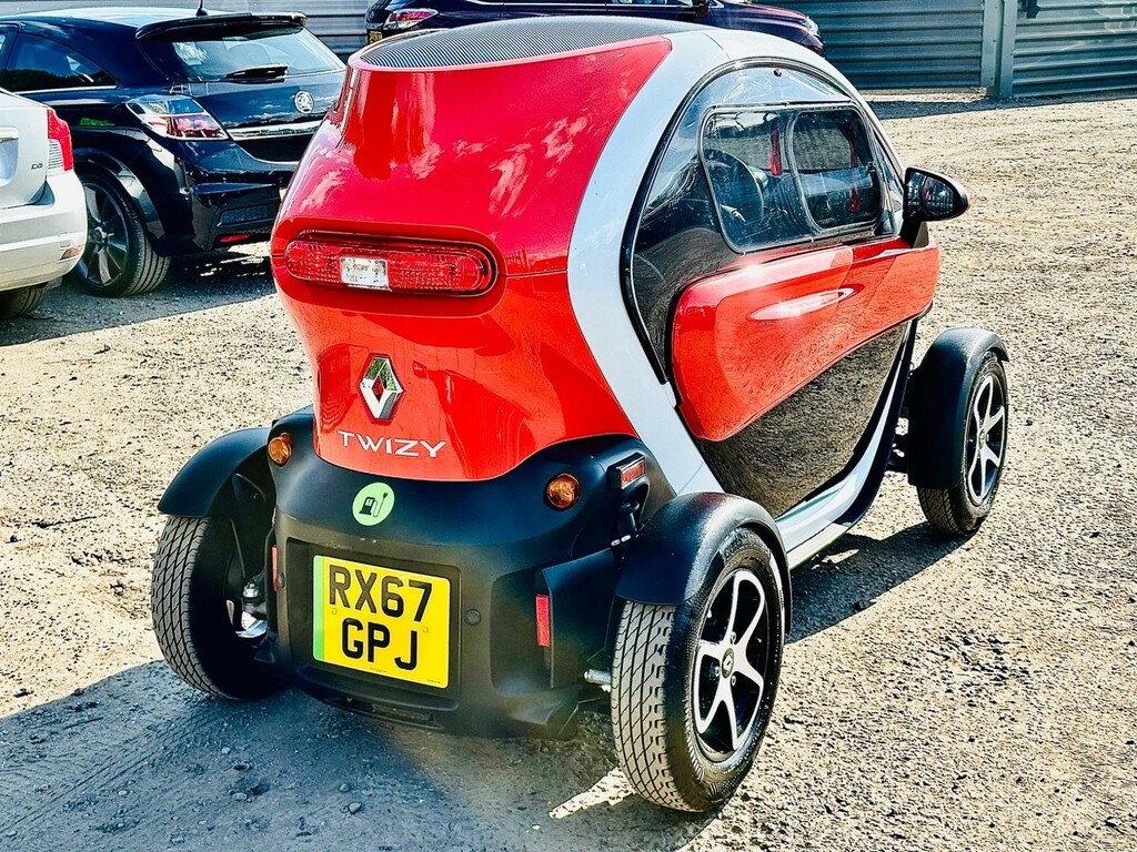 Renault Twizy Dynamique Coupe White #6