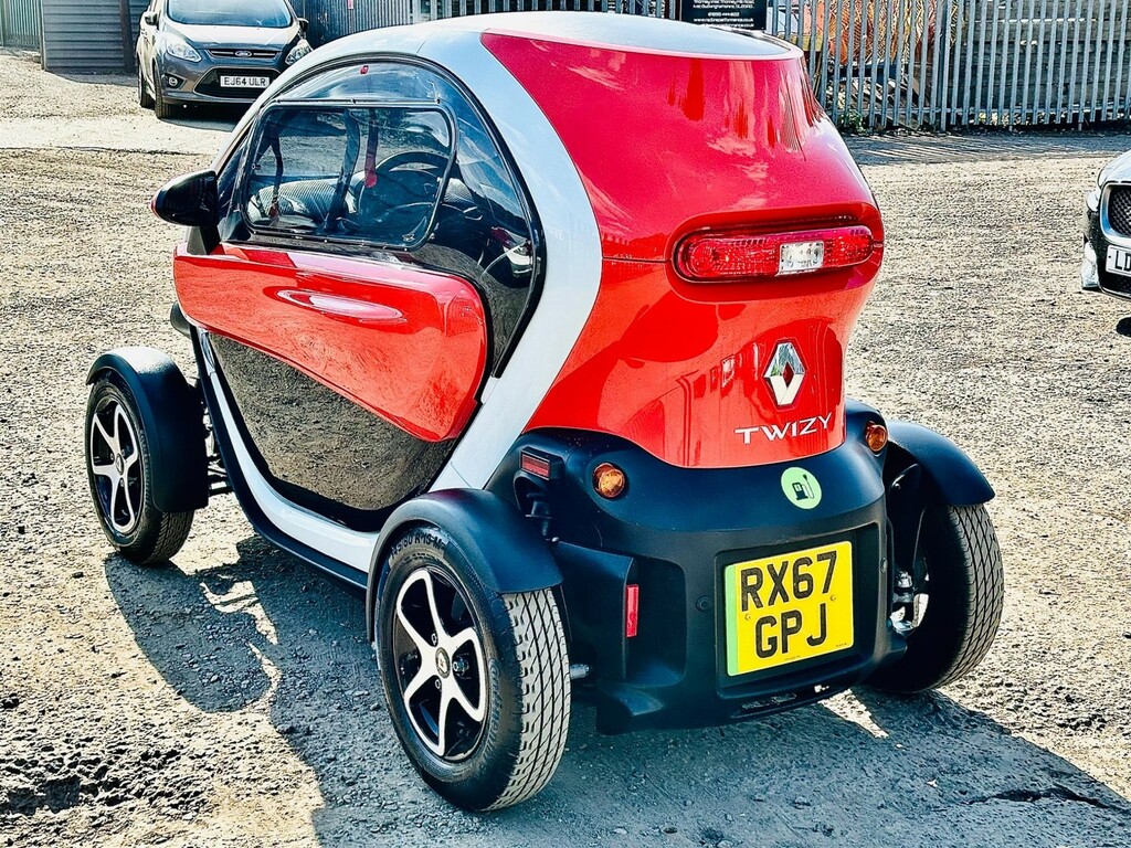Renault Twizy Dynamique Coupe White #7