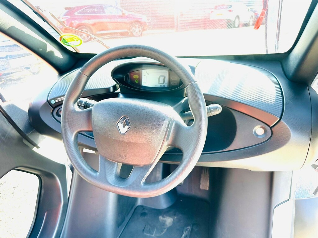Renault Twizy Dynamique Coupe White #2