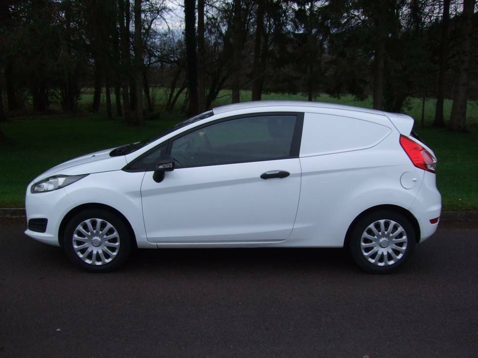 Ford Fiesta Base Tdci YS66YPR White #2
