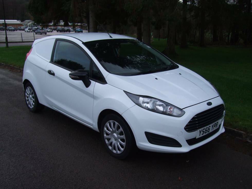 Ford Fiesta Base Tdci YS66YPR White #4