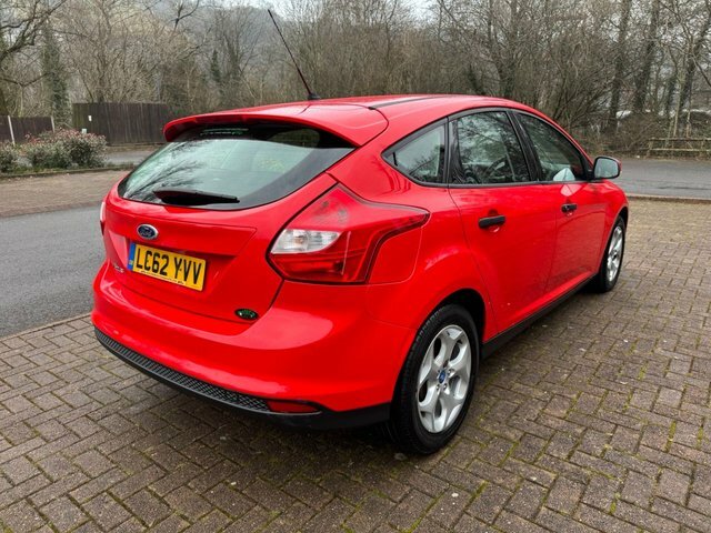 Ford Focus Hatchback LC62YVV Red #4