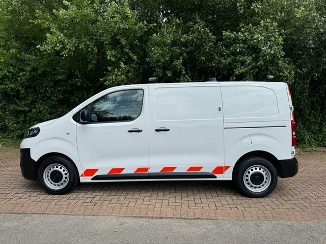 Vauxhall Vivaro Mpv FL69XDS White #2
