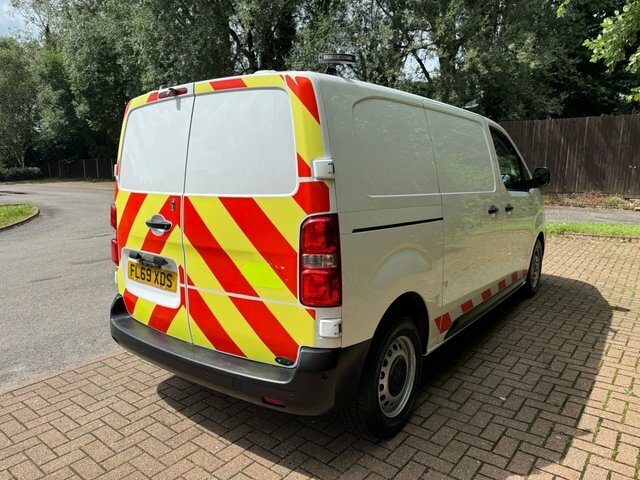 Vauxhall Vivaro Mpv FL69XDS White #4