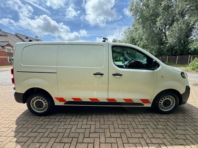 Vauxhall Vivaro Mpv FL69XDS White #5