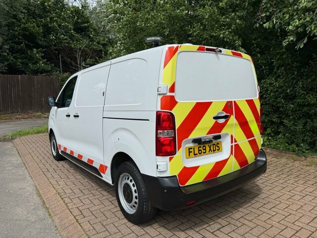 Vauxhall Vivaro Mpv FL69XDS White #3