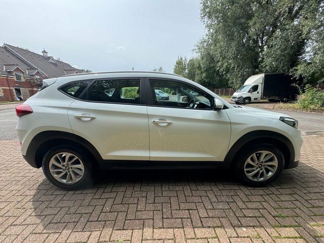 Hyundai Tucson Suv YR67ZCE White #4