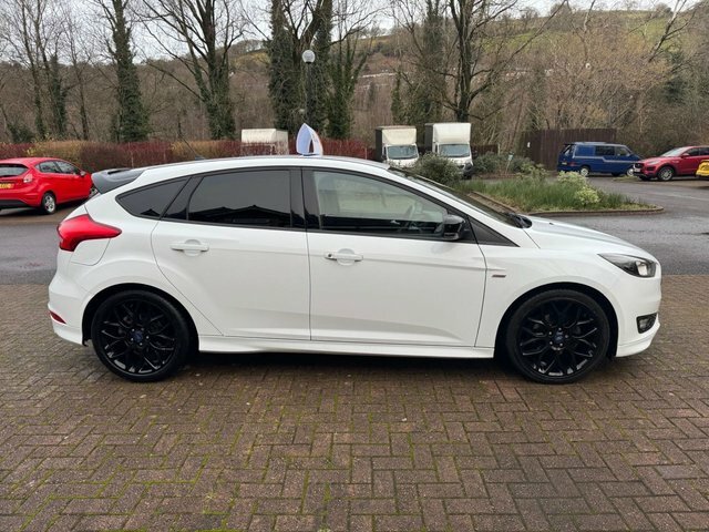 Ford Focus Hatchback HV17ZDM White #4