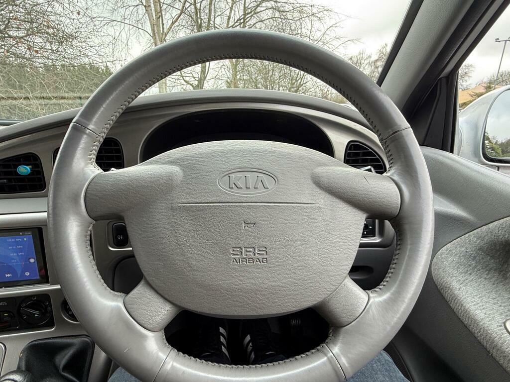 Kia Sedona Le Black #26