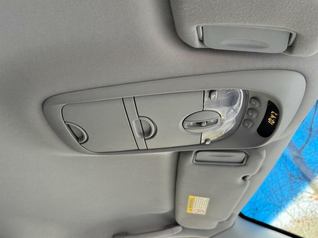 Kia Sedona Le Black #16