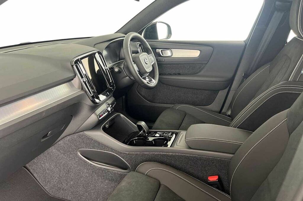 Volvo XC40 Plus, B3 Mild Hybrid, Dark YT75XJA Black #3