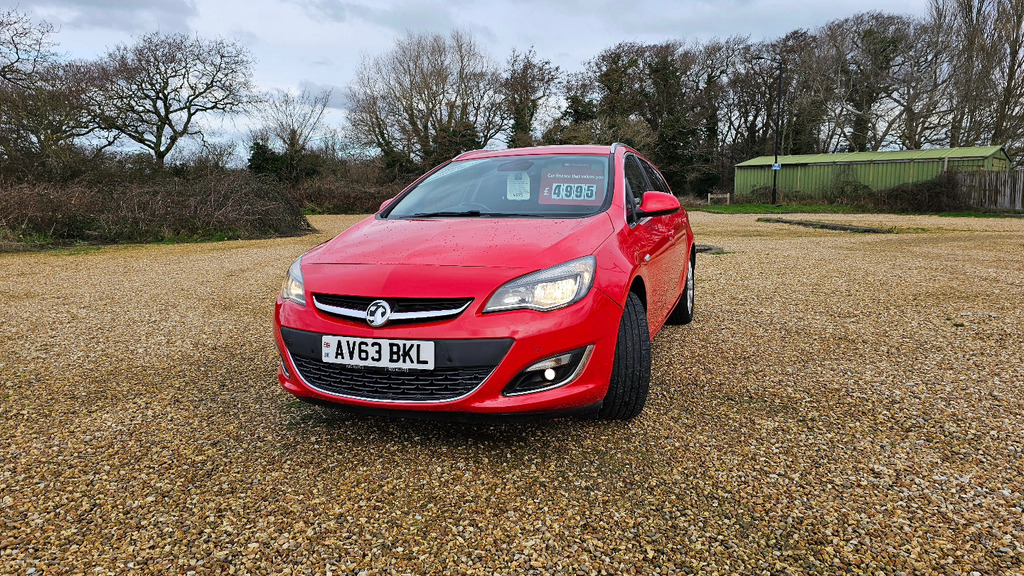 Vauxhall Astra Se Cdti Tourer AV63BKL Red #2