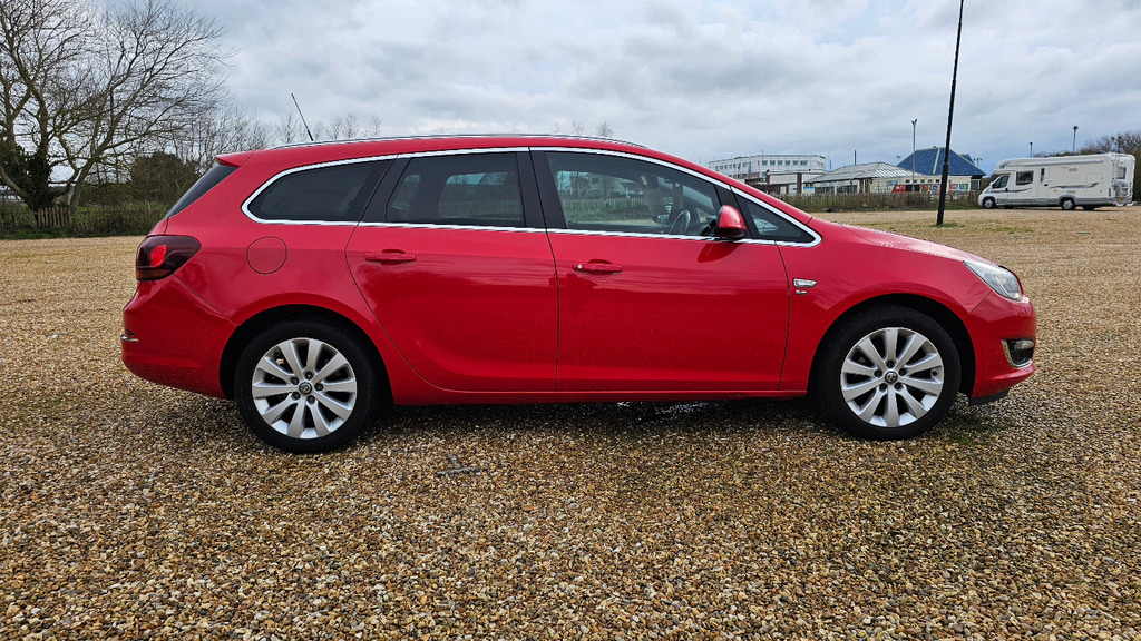 Vauxhall Astra Se Cdti Tourer AV63BKL Red #4