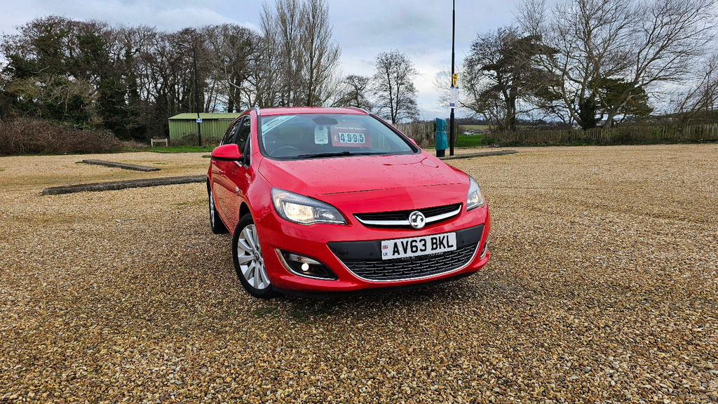 Vauxhall Astra Se Cdti Tourer AV63BKL Red #3