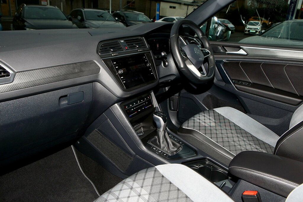 Volkswagen Tiguan 2024 Volkswagen Tiguan 1.5 R-line Edition Tsi Dsg TXZ2427 Grey #4