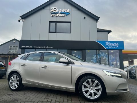 Volvo V40 2.0 T3 Inscription NK68FWT Gold #2