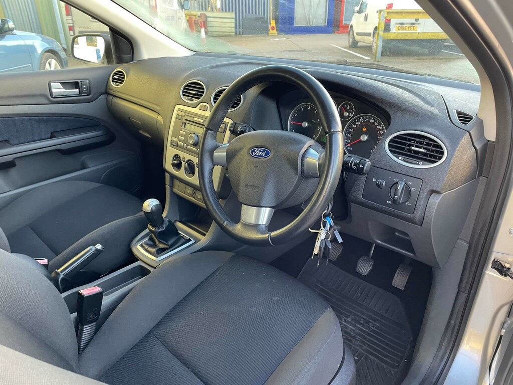 Ford Focus Zetec Climate Silver #6
