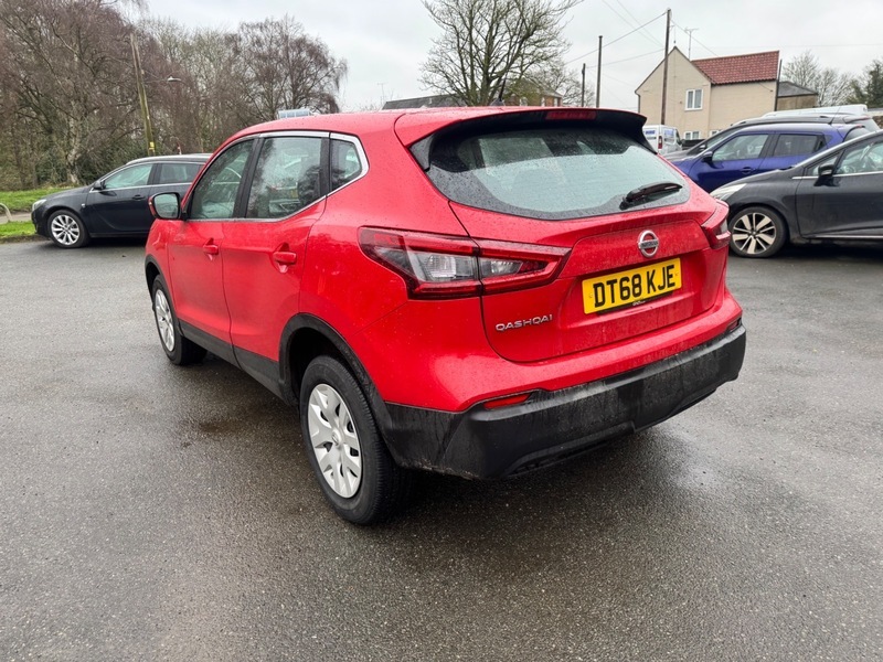 Nissan Qashqai Dig-t Visia DT68KJE Red #3