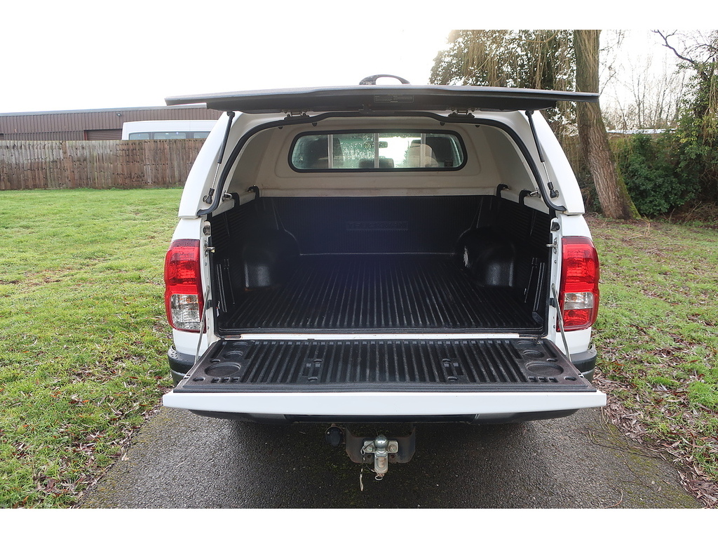 Toyota HILUX 2.4 D-4d Active Pickup Double Cab Manua YG70DXU White #5