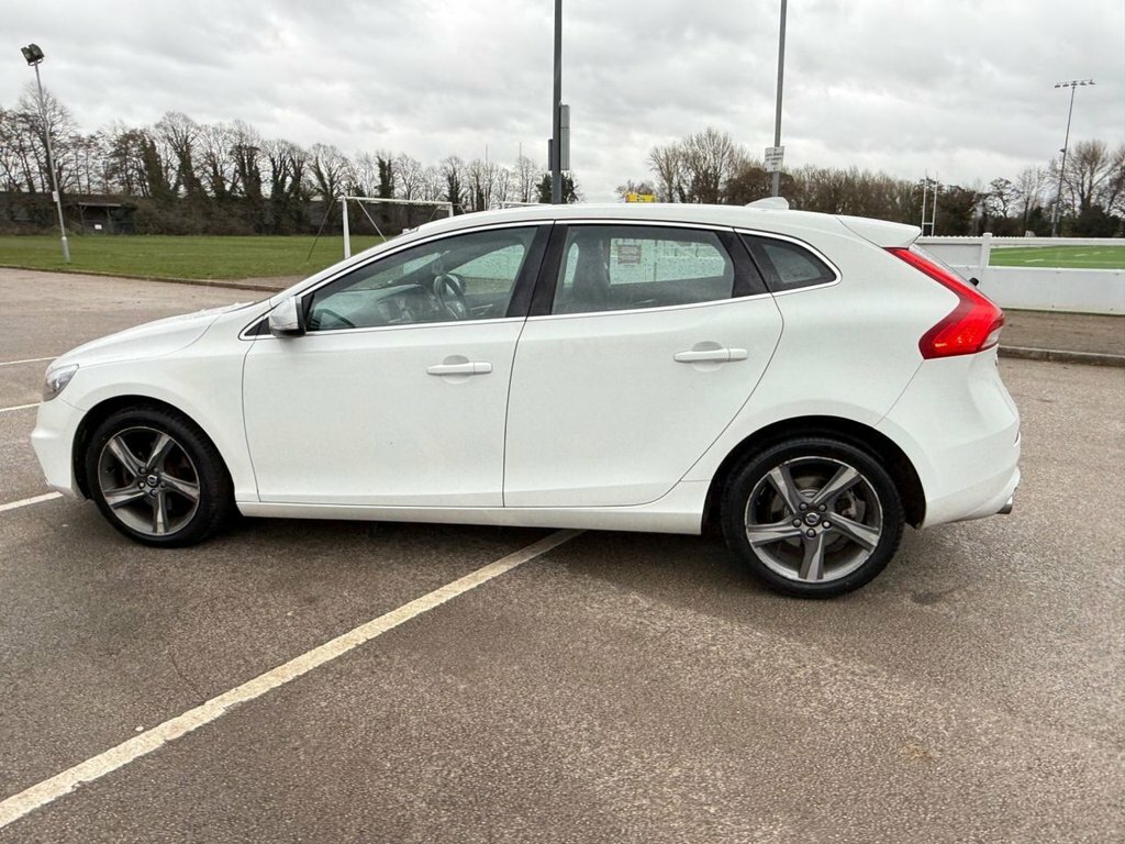 Volvo V40 2L R-design Nav BJ15NPU White #2