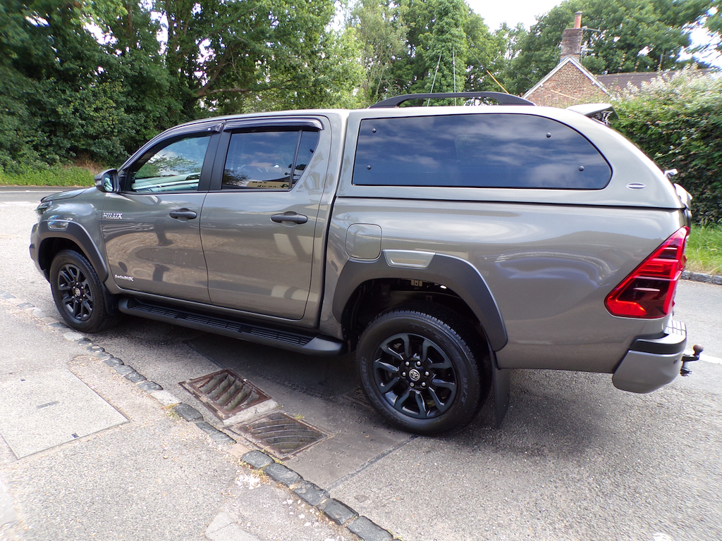 Toyota HILUX 2.8 D-4d Invincible X Pickup Double Cab Brown #4