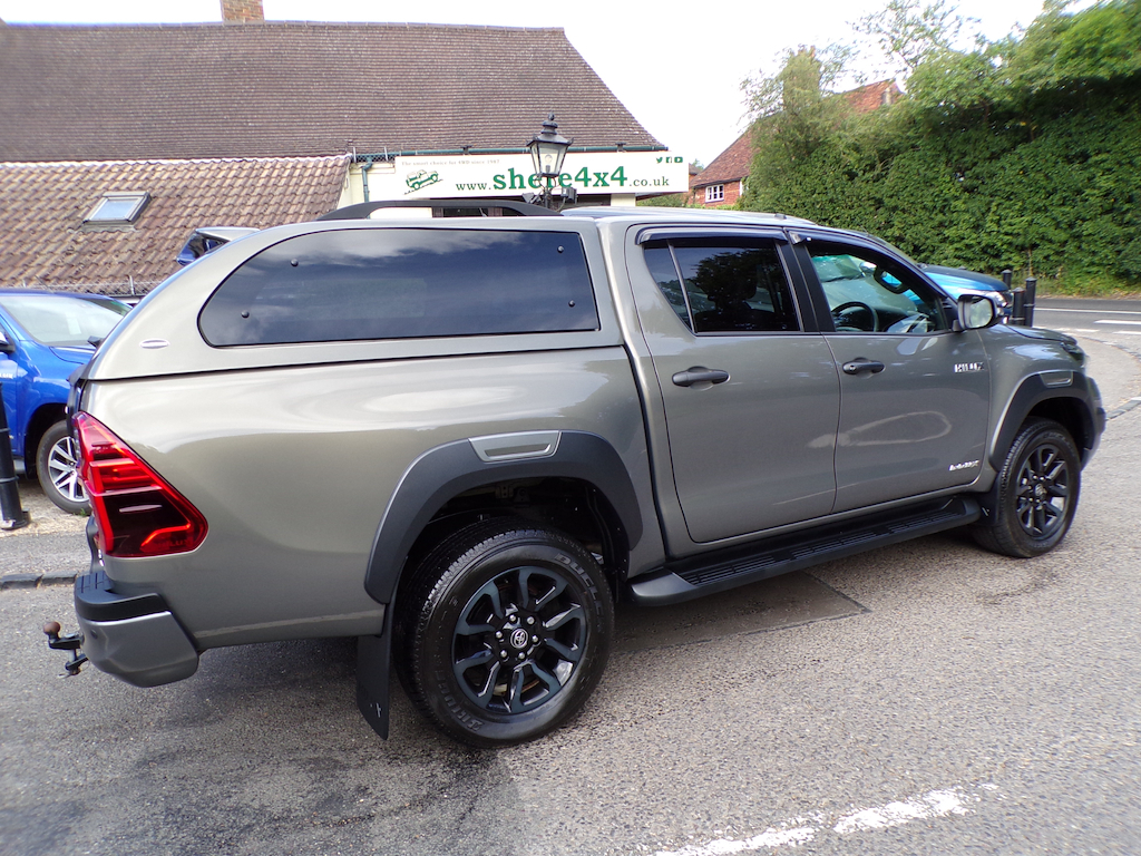 Toyota HILUX 2.8 D-4d Invincible X Pickup Double Cab Brown #3