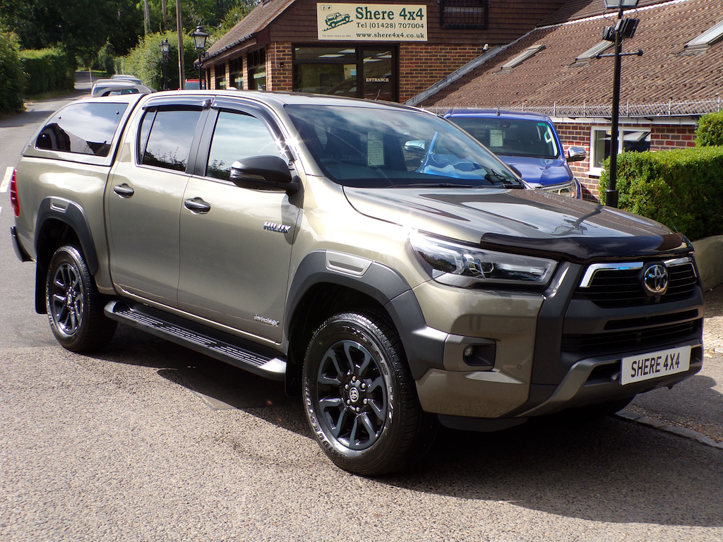 Toyota HILUX 2.8 D-4d Invincible X Pickup Double Cab Brown