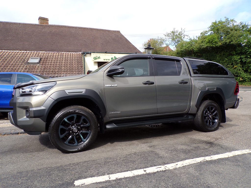 Toyota HILUX 2.8 D-4d Invincible X Pickup Double Cab Brown #2