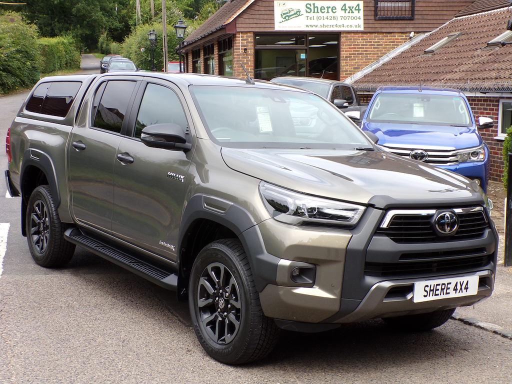 Toyota HILUX 2.8 D-4d Invincible X Pickup Double Cab Brown