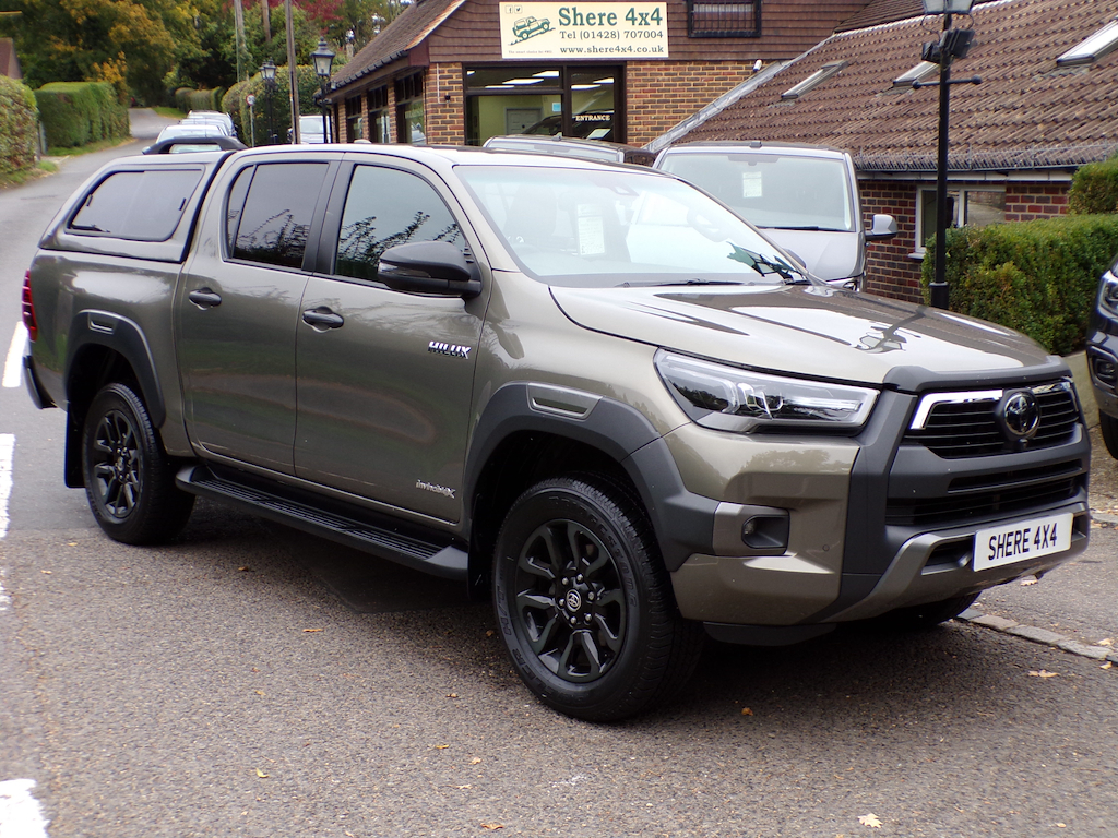 Toyota HILUX 2.8 D-4d Invincible X Pickup Double Cab Brown