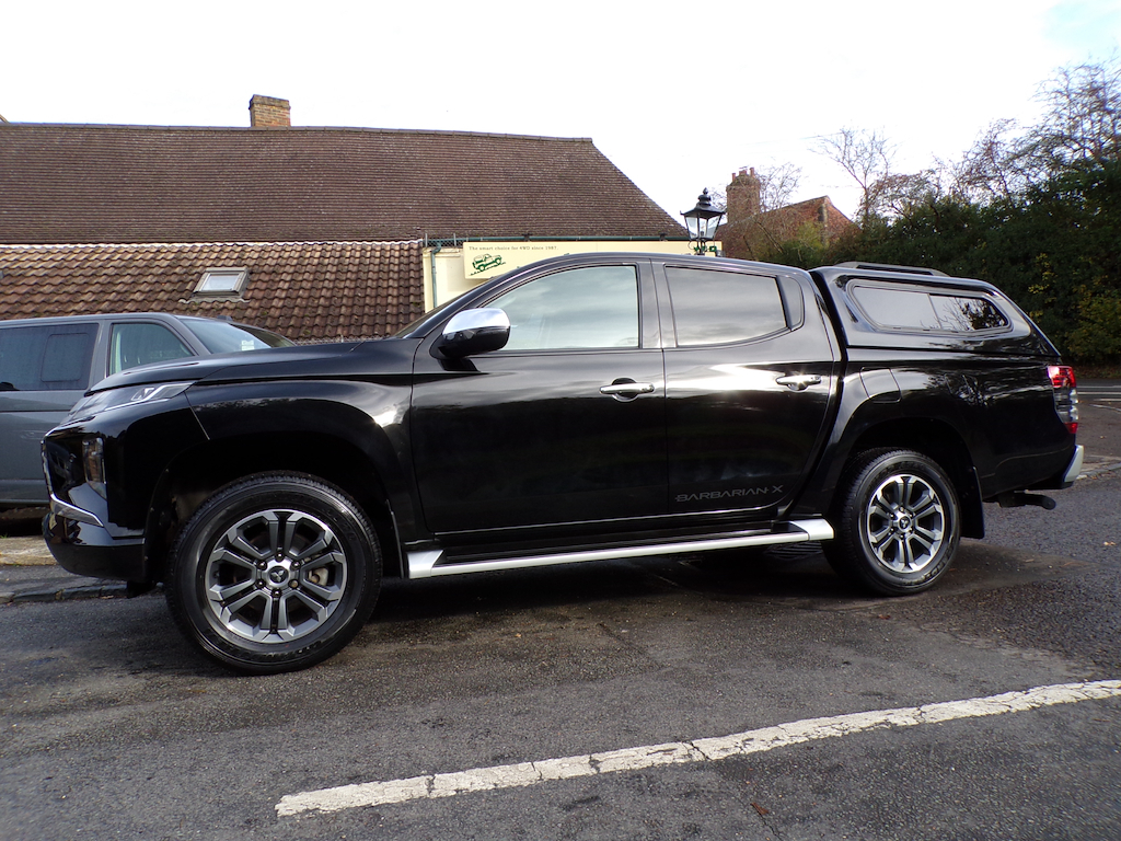 Mitsubishi L200 2.2 Di-d Barbarian X Pickup Double Cab YG70DYT Black #2