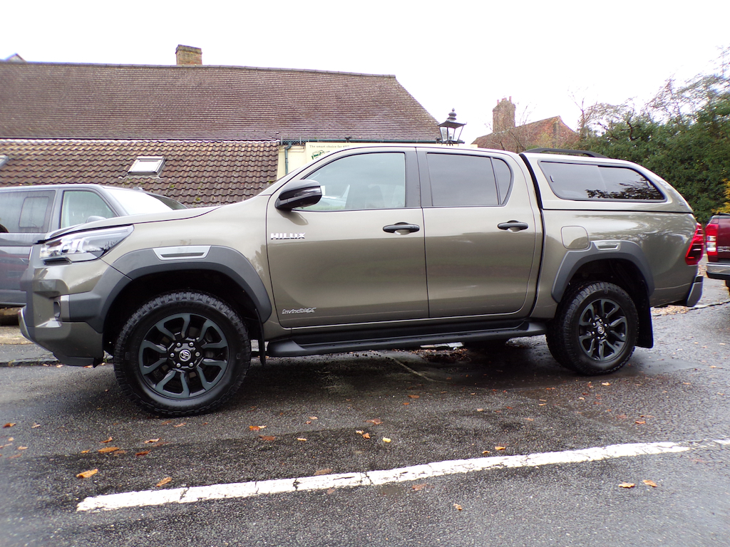 Toyota HILUX 2.8 D-4d Invincible X Pickup Double Cab RV23YOY Brown #2
